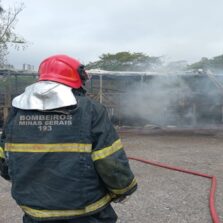 Conselheiro Lafaiete: Ônibus pega fogo na BR-040