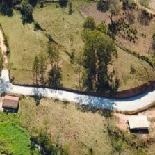 Canaã: Prefeitura finaliza calçamento em trecho de estrada da Água Fria