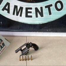 Mulher é presa com arma em Viçosa