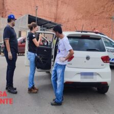 Homem é assassinado dentro de carro de aplicativo em Viçosa