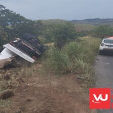 Caminhoneiro fica ferido em Capotamento na Serra de São Geraldo
