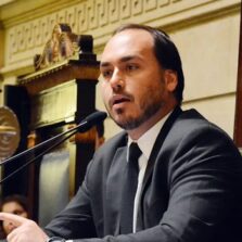 Carlos Bolsonaro é alvo da PF em operação sobre uso irregular da Abin