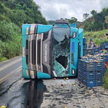 Carreta que transportava mangas tomba na Serra de São Geraldo