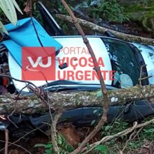 Veículo com quatro ocupantes capota na localidade do Estouros em Araponga