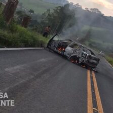 Carro bate em árvore e pega fogo na rodovia Viçosa/Porto Firme
