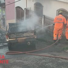 Carro pega fogo em Viçosa