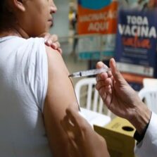 Saúde antecipa vacinação contra gripe; campanha começa em 25 de março