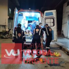 Colisão de carro com poste deixa casal ferido na Rua da Conceição em Viçosa