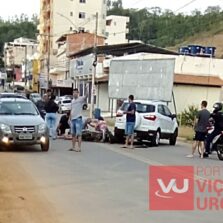 Acidente entre carro e moto deixa jovem ferido na Castello Branco em Viçosa