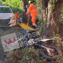 Carro invade contramão e bate em motoqueiro na BR-120 em Viçosa