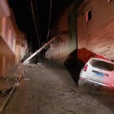 Acidente em Paula Cândido: Veículo com Oito Ocupantes Colide com Poste