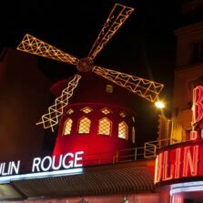 Uma noite de glamour e espetáculo: O que ver no Moulin Rouge e como chegar?