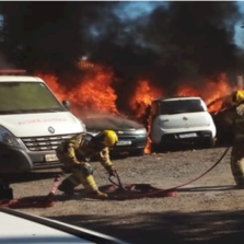 Incêndio atinge veículos no estacionamento da Secretaria Municipal de Saúde de Ubá