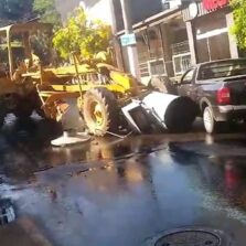 Trator Arranca Bomba de Combustível em Posto de Gasolina em Congonhas