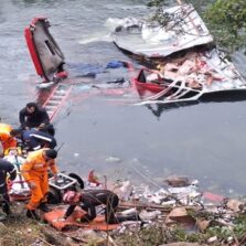 Caminhão Cai em Ponte sobre o Rio Gualaxo, em Mariana