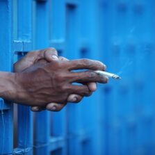 Governo proíbe entrada e consumo de cigarro em todos os presídios de MG