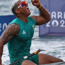 Isaquias Queiroz é prata na canoagem
