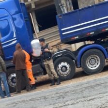 Caminhoneiro é encontrado morto dentro de cabine em Piraúba