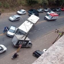 Colisão entre ônibus e caminhonete deixa motorista ferido em Viçosa