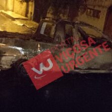 Carro pega fogo após colidir com residência em Visconde do Rio Branco