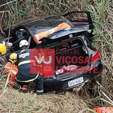 Viçosa: Mulher provoca capotamento ao esfaquear marido na BR-120