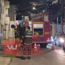 Bombeiros combatem incêndio em residência no Centro de Viçosa