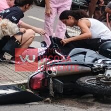 Acidente entre carro e moto deixa uma pessoa ferida no Centro de Viçosa