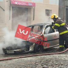 Veículo pega fogo no centro de Viçosa e mobiliza Corpo de Bombeiros