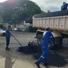 Operação tapa-buracos avança para mais bairros de Viçosa