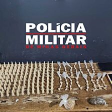 Polícia Militar prende suspeitos e apreende drogas no bairro São Domingos, em Ubá