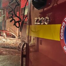 Bombeiros combatem incêndio em veículo no bairro Bom Jesus, em Viçosa