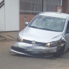 Motociclista colide com carro ao tentar desviar de veículo estacionado no bairro Maria Eugênia, em Viçosa