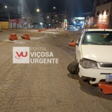 Carro é abandonado após acidente na Avenida Castelo Branco em Viçosa