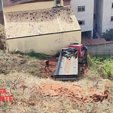 Carreta desgovernada desce ribanceira e atinge casa em Viçosa
