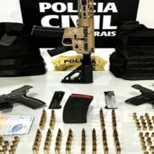 Polícia Civil de Ubá apreende fuzil, pistolas e veículo blindado de facção criminosa