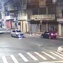 Viçosa: Colisão entre moto e carro deixa duas jovens feridas no Centro