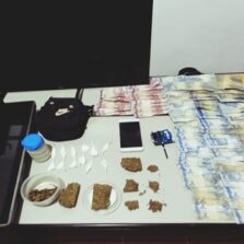 Araponga: Homem é preso por tráfico de drogas e caça-níquel durante operação da PM