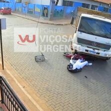 Motoqueiro fica ferido após colisão com caminhão da Prefeitura de Araponga