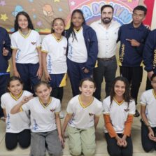 Prefeitura entrega uniformes para alunos da rede municipal