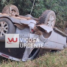 Veículo com seis pessoas capota em ribanceira no Fundão, em Viçosa