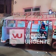 Kombi perde freio e bate em poste no bairro Maria Eugênia, em Viçosa