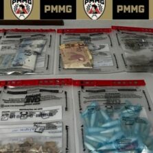 Ubá: PM prende dois homens por tráfico de drogas no bairro Industrial