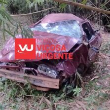 Motorista morre após carro sair da pista e capotar na MGC-482, em Porto Firme