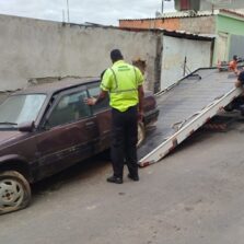PONTE NOVA – Operação conjunta com Semut remove veículos abandonados em via pública