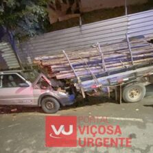 Condutora fica gravemente ferida após colisão entre carro e caminhonete em Ponte Nova