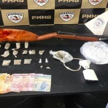 Polícia Militar prende três suspeitos com drogas e arma em Viçosa