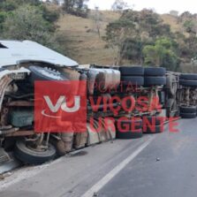 Lavras – Caminhão de Viçosa carregado com café tomba na BR-265