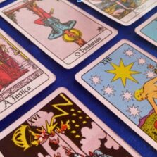 Tarô online é igual ao presencial? O que muda ou não na experiência de tiragem