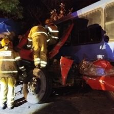 Caminhoneiro morre após bater em dois ônibus em Ponte Nova