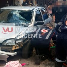Motociclista sofre mal súbito e colide em carro estacionado no bairro Nova Viçosa